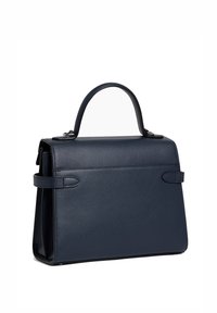 Borsa in pelle blu navy con forma strutturata, manico superiore e cinturini laterali. Presenta una texture a granulato e un design minimalista.