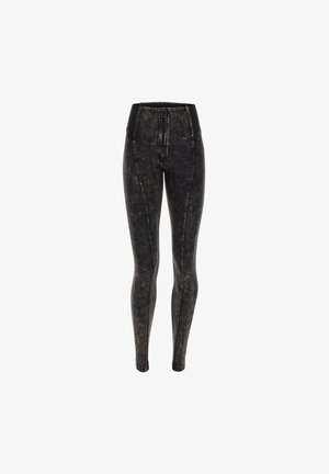 Korkeavyötäröiset mustat farkkutrikoot, joissa on haalistunut pesu, erottuva ompelu ja joustava vyötärö, joka takaa mukavan istuvuuden.