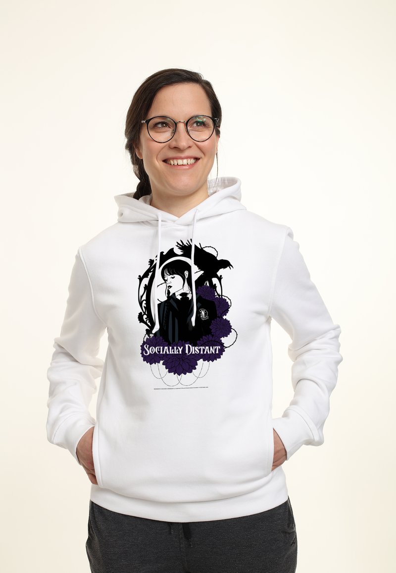 Felpa bianca con cappuccio caratterizzata da un design grafico nero e viola che rappresenta una figura con il testo "SOCIAL DISTANT". Materiale morbido, cappuccio con coulisse, tasche frontali.