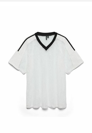 Hvit kortermet V-hals skjorte med svart kant rundt kragen og svarte striper som går langs skuldrene og ermene.