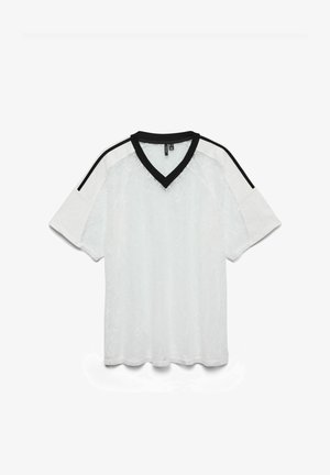 Hvit kortermet V-hals skjorte med svart kant rundt kragen og svarte striper som går langs skuldrene og ermene.