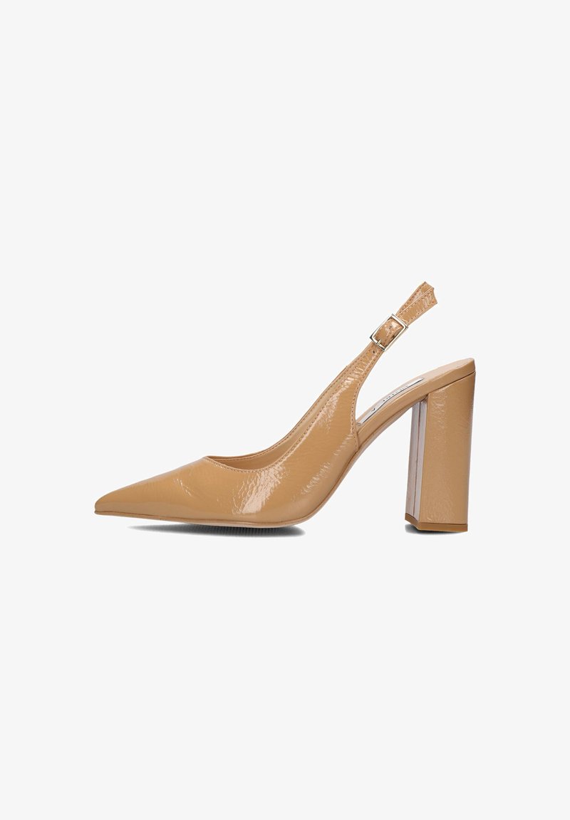 Beige Lackleder Slingback-Absatzschuh mit spitzem Zeh und Blockabsatz. Mit Riemen mit Schnalle und glatter, glänzender Oberfläche.