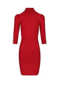 Robe tricotée rouge à côtes avec un col haut, silhouette ajustée, manches courtes et accents de boutons sur les poignets. Présente des motifs horizontaux et verticaux.