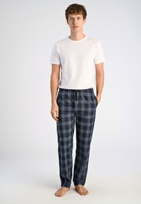 Heren pyjama set met een wit T-shirt met korte mouwen en navyblauwe geruite broek met een verstelbare tailleband, gemaakt van lichtgewicht stof en een relaxte pasvorm.