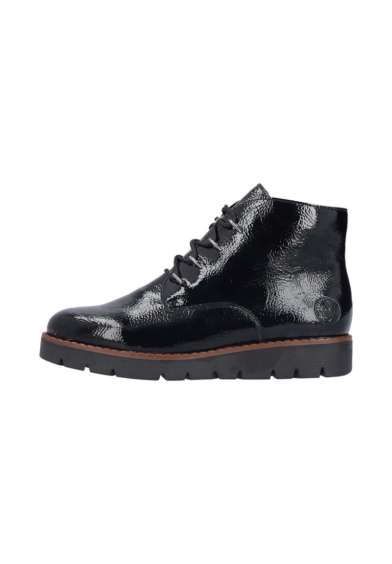 Bottines à lacets en cuir verni noir, finition texturée et semelle en caoutchouc épaisse avec un accent brun contrastant.
