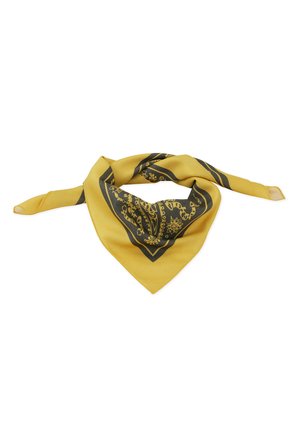 Bandana en soie jaune avec des motifs cachemire et floraux noirs, plié lâchement et noué au centre.