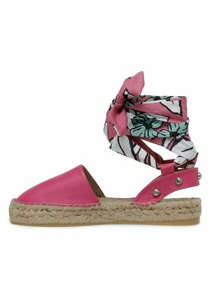 Espadrille en cuir rose avec un bout arrondi, une semelle en corde de jute, des brides en tissu à motifs réglables avec des accents floraux, et des clous argentés.