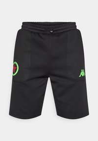 Fekete rövidnadrág rugalmas derékpánttal, oldalsó zsebekkel, zöld csillag logóval és bal alsó részén zöld Kappa logóval.