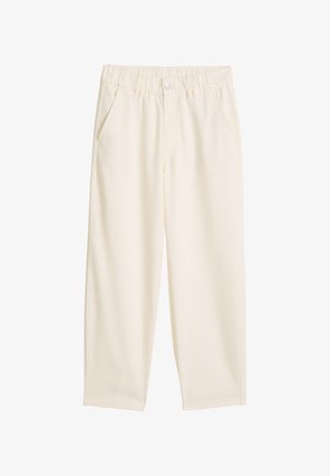 Hellcremefarbene Hose mit geradem Bein, elastischem Bund, Knopfverschluss und Seitentaschen, vor weißem Hintergrund präsentiert.