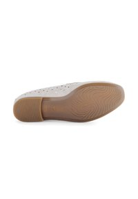 Witte geperforeerde schoen met een flexibele tan rubberen zool; heeft een afgeronde neus en een licht gestructureerd oppervlak voor ademend vermogen.
