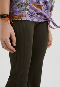 WE Fashion FLARED - Tygbyxor - green