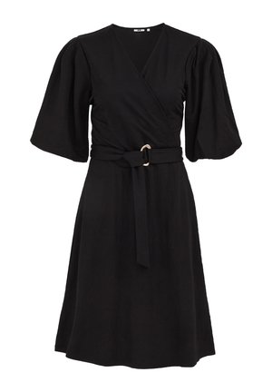 Robe midi noire avec manches bouffantes jusqu'au coude, devant croisé en V, et ceinture en tissu avec boucle dorée à la taille.
