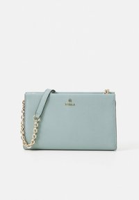 Mala tiracolo em couro azul-claro com alça em corrente dourada. Apresenta um design com aba e logótipo da marca em relevo na parte frontal.