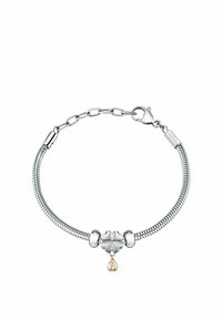 Bracciale d'argento con design a catena, presenta una chiusura, un charm a forma di fiore e un coccinella in oro rosa appesa con pietre preziose bianche.