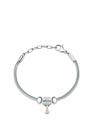 Bracciale d'argento con design a catena, presenta una chiusura, un charm a forma di fiore e un coccinella in oro rosa appesa con pietre preziose bianche.