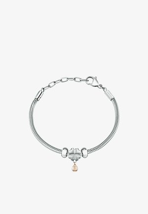 Bracciale d'argento con design a catena, presenta una chiusura, un charm a forma di fiore e un coccinella in oro rosa appesa con pietre preziose bianche.