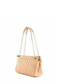 Sac à main beige matelassé avec bandoulières en chaîne, texture en cuir souple et forme structurée. Dispose de deux compartiments avec fermeture éclair.