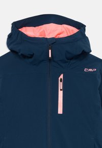 Mornarsko modra jopica s kapuco, s rožnatim notranjim podlogom, rožnatim zadrgo na žepu na prsih in CMP logotipom v rožnati barvi na zgornjem levem prsnem delu.