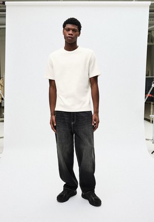 Bershka TEXTURED SHORT SLEEVE - Basic póló - white