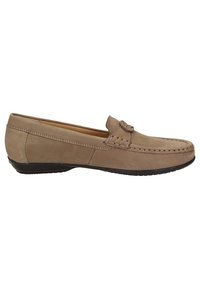 Mocassin beige en suède avec surpiqûres, petit talon et bride décorative sur le dessus, vu de côté.