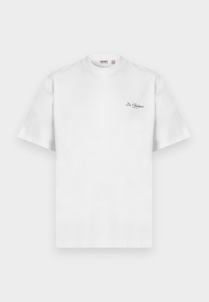 Valge lühikeste varrukatega T-särk, mille vasakul rinnal on väike must "Les Classiques" kirjastiilne logo ja ümar kaelus.