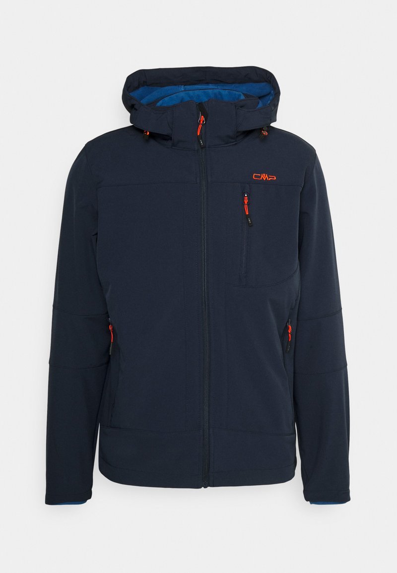 Chaqueta softshell azul marino con capucha, detalles en naranja, cremallera frontal y dos bolsillos laterales, diseñada para uso al aire libre.
