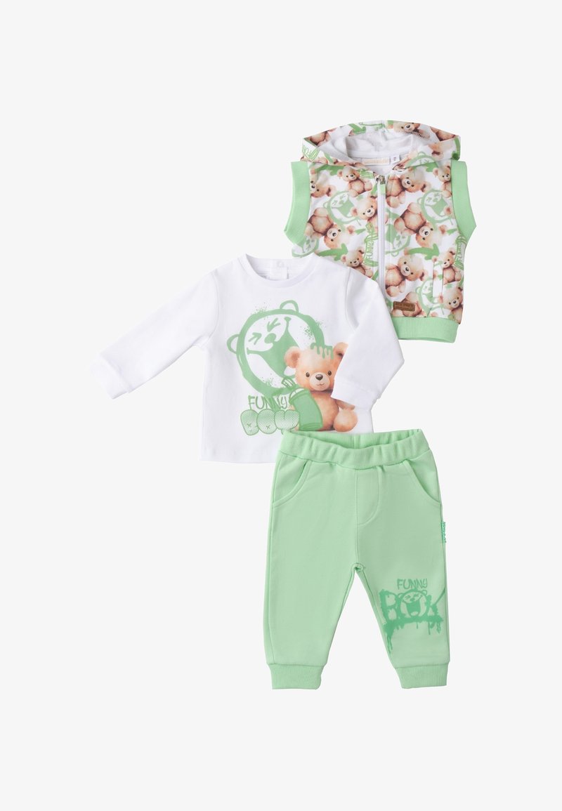 Ensemble pour enfants en trois pièces comprenant une chemise à manches longues blanche avec des graphiques verts, un pantalon vert menthe et un gilet sans manches à motif.