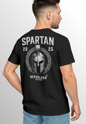 Schwarzes Baumwoll-T-Shirt mit einem abgenutzten weißen Grafikdesign, das "SPARTAN 2025" zeigt, einem Helm-Motiv und dem Logo "NEVERLESS ATHLETICS" auf dem Rücken.