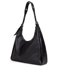 Sac hobo en cuir noir avec une texture lisse, une silhouette incurvée, et une longue bandoulière agrémentée de ferrures et accents en métal argenté.