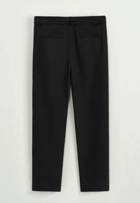 Pantalons noirs ajustés avec une texture lisse, coupe droite et plis subtils à l'avant. Dispose de poches arrière sans matériel visible.