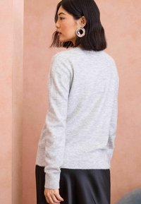 Love & Roses REGULAR FIT - SCATTERED SEQUIN BOW - Svetr - grey