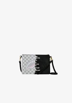 Zwart-grijze crossbodytas met dambordpatroon en gesplitst haaigezicht, goudkleurige hardware en verstelbare band.