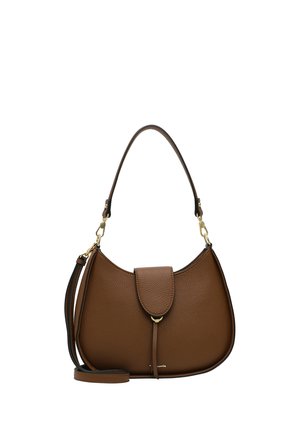 Braune Lederhandtasche mit kurzen und langen Trägern, Klappverschluss und kleinen goldenen Ringen auf weißem Hintergrund.