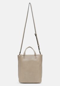 Sac à main en cuir beige avec double poignée supérieure et une bandoulière amovible. Présente un design minimaliste et une texture extérieure lisse.