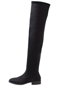 Botas negras por encima de la rodilla hechas de material sintético suave. Cuentan con un tacón plano y un diseño aerodinámico con costuras mínimas.