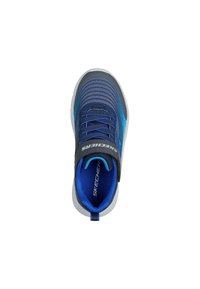 Scarpa sportiva blu con tomaia testurizzata, lacci blu a contrasto e una cinghia nera. La suola e il tallone grigio migliorano la stabilità.