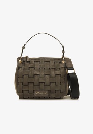 Borsa in pelle intrecciata di colore grigio scuro con una trama liscia, dotata di una tracolla removibile e dettagli in metallo dorato. Chiusura superiore con zip.