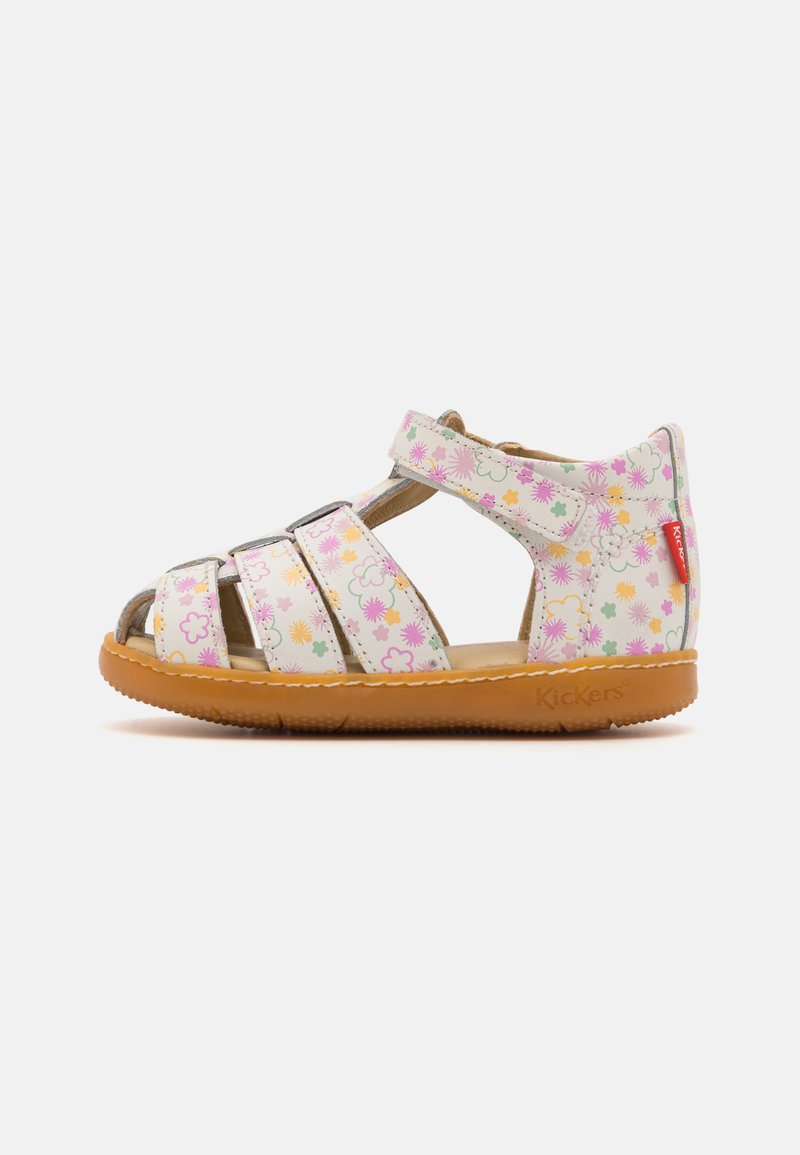 Sandali bianchi con motivi floreali in rosa, giallo e verde. Presentano cinturini regolabili, un design con punta aperta e una suola in gomma marrone.