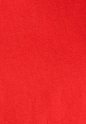 Textura de tela roja sólida con hilos tejidos visibles, mostrando un color uniforme y una superficie de material suave.