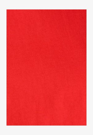 Texture de tissu rouge uni avec des fils tissés visibles, montrant une couleur uniforme et une surface de matériau douce.