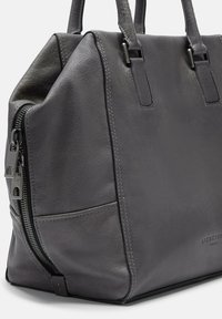 Grau Lederhandtasche mit einem strukturierten Design, ausgestattet mit stabilen Griffen, Reißverschlussdetails und dezenten Nähakzenten.