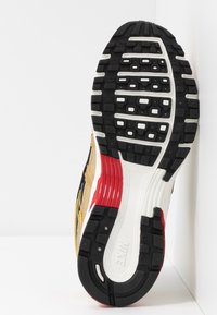 Nike Sportswear W NIKE P-3000 CNCPT - Sportcipő - light bone/summit white/metallic gold/university red/black