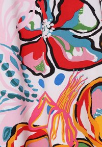 Tissu coloré présentant de grands motifs floraux et abstraits en rouge, rose, vert, bleu et contours noirs sur un fond blanc.