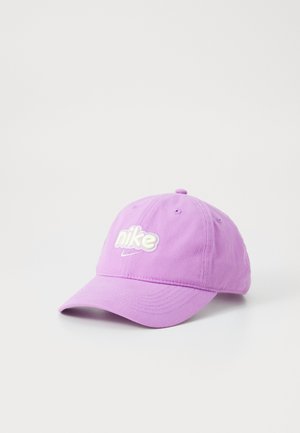 Cappellino da baseball in cotone viola con logo "nike" ricamato in bianco e piccolo swoosh, visiera curvata e sei occhielli di ventilazione.