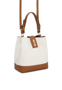 Sac fourre-tout blanc à motifs avec des accents en cuir beige et une base plate, doté de deux poignées et d'une bandoulière réglable. Détails en métal doré.