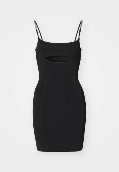 Μαύρο πλεκτό φόρεμα με εφαρμοστή σχεδίαση, λεπτομέρεια με κοψίματα στη μέση και λεπτές ρυθμιζόμενες τιράντες. Διαθέτει ανάγλυφη υφή σε όλη του την επιφάνεια.