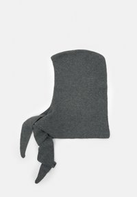 Mørkegrå strikket uldhætte med tilknyttet lang tørklæde, der er bundet i en løs knude på en hvid baggrund.