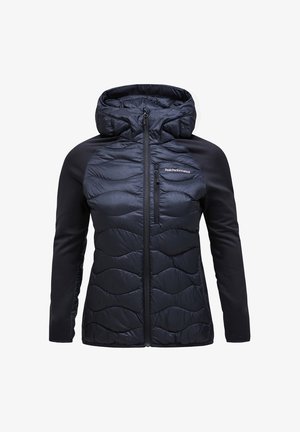 Giacca nera imbottita con cappuccio, dotata di pannelli frontali trapuntati e maniche lisce a contrasto, chiusura con zip frontale e logo sul petto.