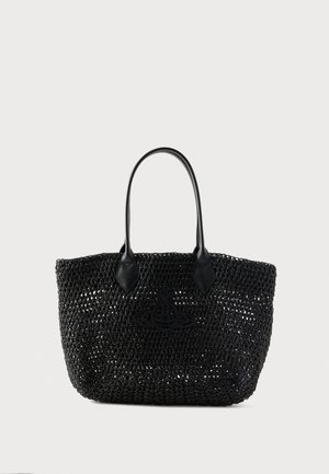 Musta kudottu olkalaukku, jossa on kaksi nahkahihnaa ja painettu logo edessä, esitetty yksinkertaisen vaalean taustan edessä.