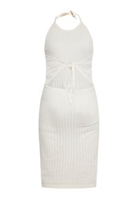Weißes, geripptes Kleid mit Halterneck, Cut-Out-Details und verstellbarem Bindeband im Rücken. Figurbetonendes Design mit subtiler Textur.